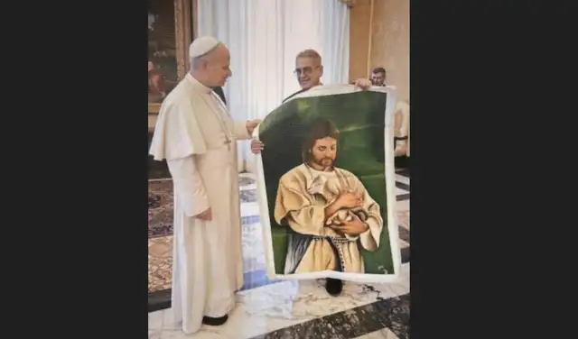 El sumo pontífice, León XIV, y la obra inspirada en el buen pastor, de la interna María José Padrón, en el Vaticano. Imagen: Difusión.