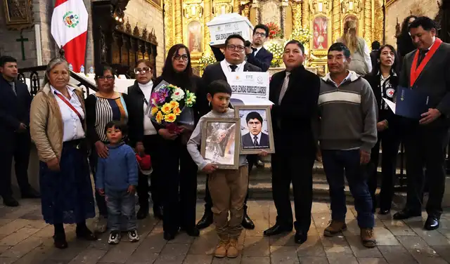 Retorno. La familia de César Rodríguez Cuadros durante la ceremonia de entrega de los restos del profesor, secuestrado y asesinado en 1985. Retorno. La familia de César Rodríguez Cuadros durante la ceremonia de entrega de los restos del profesor, secuestrado y asesinado en 1985.