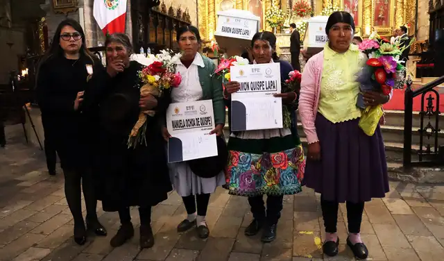 Despedida. Familiares acompañan los féretro de las víctimas durante la ceremonia de restitución de los restos. Despedida. Familiares acompañan los féretro de las víctimas durante la ceremonia de restitución de los restos.