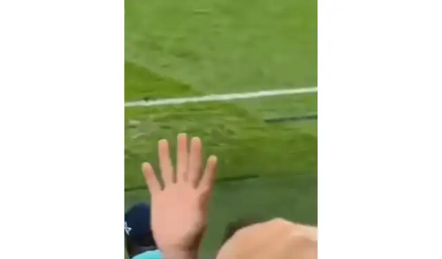 Una mano con 6 dedos aparece en las gradas. Foto: Instagram Una mano con 6 dedos aparece en las gradas. Foto: Instagram