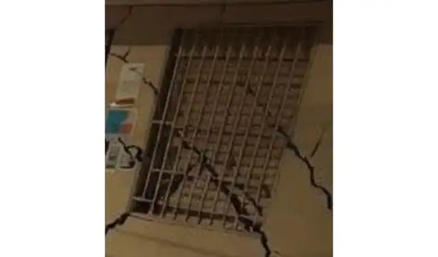 Las fisuras continúan sobre la ventana como si esta fuera una prolongación del muro de concreto. Foto: Instagram Las fisuras continúan sobre la ventana como si esta fuera una prolongación del muro de concreto. Foto: Instagram