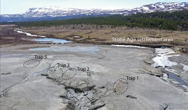 Las trampas para peces del lago Tesse, con secciones del área de asentamiento de la Edad de Piedra visibles al fondo. Foto: Antiquity Las trampas para peces del lago Tesse, con secciones del área de asentamiento de la Edad de Piedra visibles al fondo. Foto: Antiquity