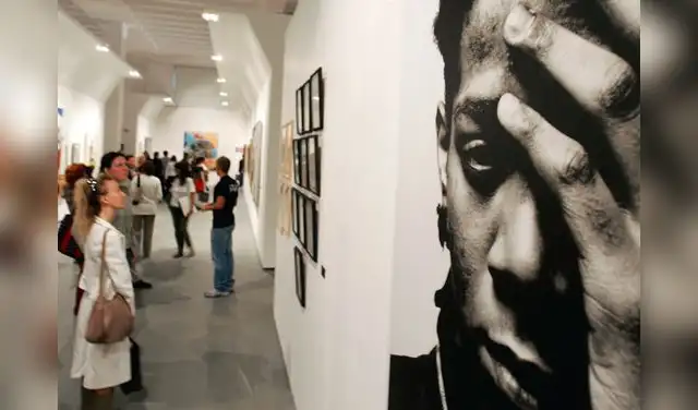 Jean-Michel Basquiat forjó su arte desde las calles de Nueva York en los 70 y 80. Hoy, su trabajo es parte de las principales galerías internacionales. Foto: AFP. Jean-Michel Basquiat forjó su arte desde las calles de Nueva York en los 70 y 80. Hoy, su trabajo es parte de las principales galerías internacionales. Foto: AFP.