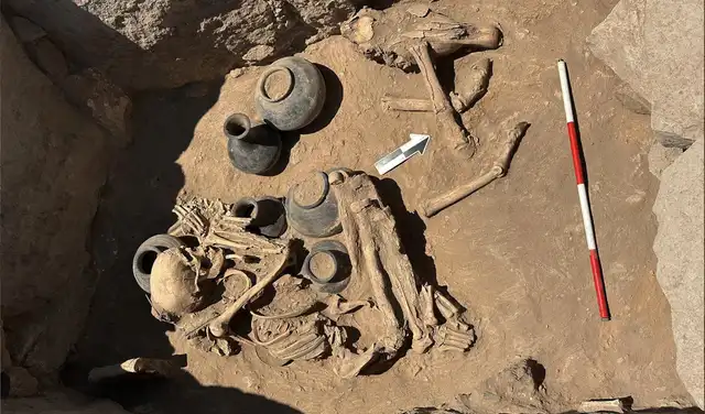 Los restos estaban enterrados junto con otros objetos funerarios. Foto: Instituto de Arqueología y Etnografía de Armenia Los restos estaban enterrados junto con otros objetos funerarios. Foto: Instituto de Arqueología y Etnografía de Armenia