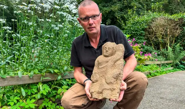 El Dr. Andrew Birley con una escultura de arenisca que representa a un genio. Foto: The Vindolanda Trust El Dr. Andrew Birley con una escultura de arenisca que representa a un genio. Foto: The Vindolanda Trust