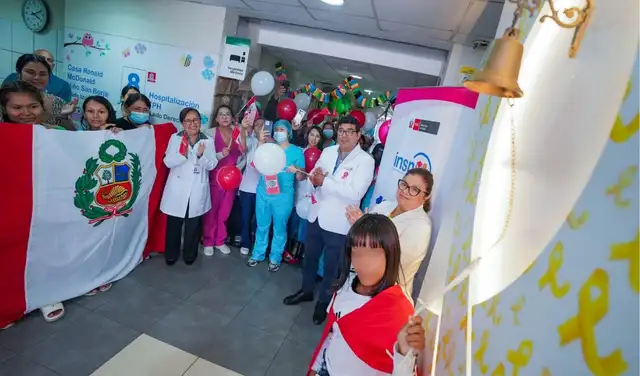 Durante una emotiva ceremonia, hizo sonar la campana de la victoria, símbolo del fin de su tratamiento oncológico, rodeada de médicos y familiares felices por su recuperación. Durante una emotiva ceremonia, hizo sonar la campana de la victoria, símbolo del fin de su tratamiento oncológico, rodeada de médicos y familiares felices por su recuperación.