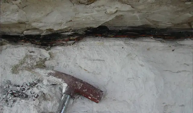 Residuo del impacto del Cretácico-Paleógeno. Capa límite KT oscura y rica en arcilla en Stevn's Klint, Dinamarca, utilizada en el estudio. Foto: Dr. Philippe Claeys. Residuo del impacto del Cretácico-Paleógeno. Capa límite KT oscura y rica en arcilla en Stevn's Klint, Dinamarca, utilizada en el estudio. Foto: Dr. Philippe Claeys.