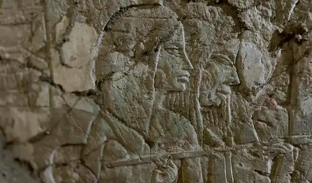 Decoración tallada en el interior de una de las tumbas. Foto: Ministerio de Turismo y Antigüedades de Egipto