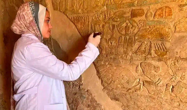 Arqueólogos trabajando en el interior de una de las tumbas recién descubiertas. Foto: Ministerio de Turismo y Antigüedades de Egipto