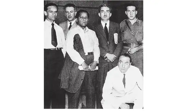 Junio de 1937, en Valencia. En la foto, vemos a Vallejo, Nicolás Guilén y Pablo Neruda. El joven de uniforme es Julio Gálvez Orrego. Imagen: Difusión.