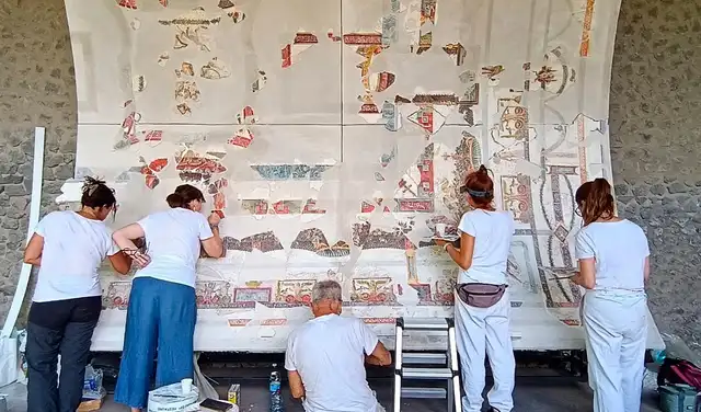 Expertos realizando trabajos de restauración del fresco del techo. Foto: Parque Arqueológico de Pompeya