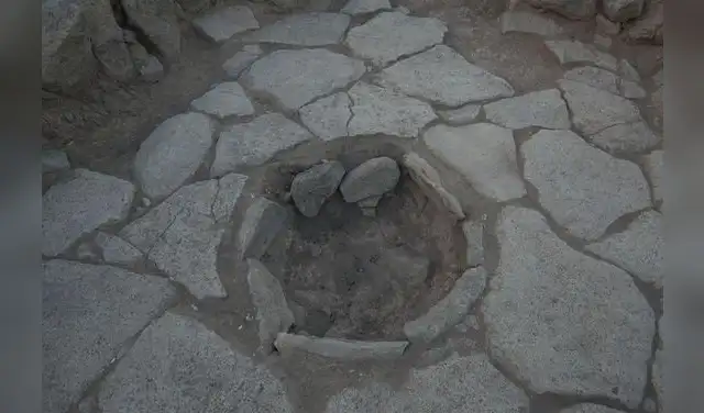 Una de las estructuras de piedra del sitio de Shubayqa 1. El fuego se situaba en el centro, donde han sido hallados los restos carbonizados de pan. Foto: Alexis Pantos/National Geographic