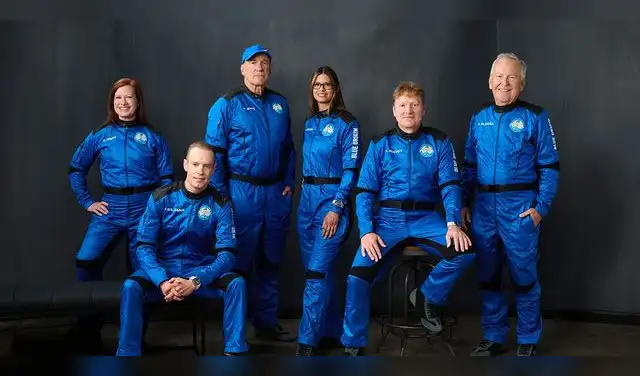 La tripulación del NS-32. De izquierda a derecha: Dra. Gretchen Green, Jesse Williams, Paul Jeris, Aymette Medina Jorge, Mark Rocket y Jaime Alemán. La tripulación del NS-32. De izquierda a derecha: Dra. Gretchen Green, Jesse Williams, Paul Jeris, Aymette Medina Jorge, Mark Rocket y Jaime Alemán.