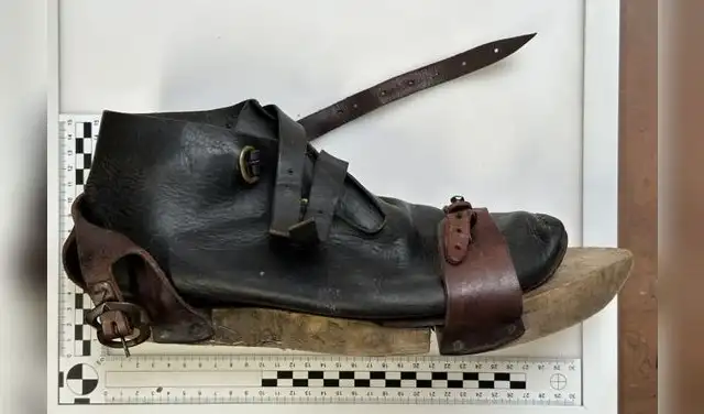 Recreación de un cubrezapato medieval. Recreación de un cubrezapato medieval.