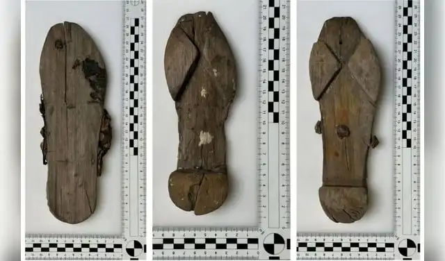 Zuecos de madera encontrados en el yacimiento. Zuecos de madera encontrados en el yacimiento.