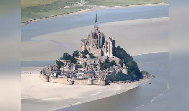 La abadía, con más de 1.300 años de historia, es un símbolo del patrimonio francés, destacando por su mezcla de estilos arquitectónicos románicos y góticos, y su relevancia como centro de peregrinación.