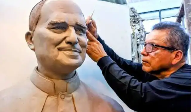 El busto, realizado por el escultor peruano Raúl Efraín Franco Ochoa, fue creado tras un minucioso proceso de investigación y modelado en arcilla para captar la esencia del Papa.
