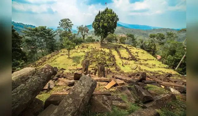 Gunung Padang nació en el Paleolítico y sumó cambios en varias épocas. Foto: Archaeological Prospection. John Wiley & Sons Ltd. Gunung Padang nació en el Paleolítico y sumó cambios en varias épocas. Foto: Archaeological Prospection. John Wiley & Sons Ltd.