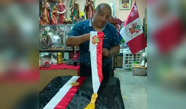 Dante Grados, actual encargado del taller familiar, continúa la tradición, fabricando también fajines para ministros. La familia se adapta a los cambios políticos, enfrentando retos en tiempos de sucesión presidencial. Dante Grados, actual encargado del taller familiar, continúa la tradición, fabricando también fajines para ministros. La familia se adapta a los cambios políticos, enfrentando retos en tiempos de sucesión presidencial.