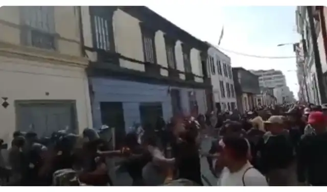 La ausencia de banderas en las viviendas contradice la fecha atribuida al video. Foto: Facebook