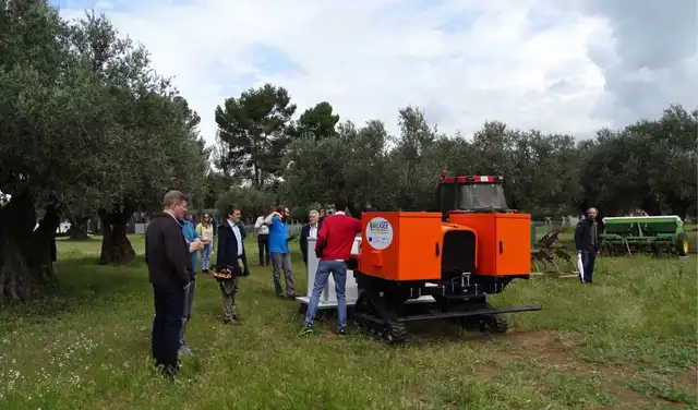 El sistema cerca de las malas hierbas, aplica energía en los meristemos y utiliza visión artificial para identificar y tratar solo la vegetación invasora.