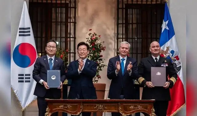 Lee Jae Myung y J.A. Kast con el vicealmirante Oxley (DIRECTEMAR), quien sostiene el acuerdo firmado con Corea del Sur. Foto: Presidencia de Chile Lee Jae Myung y J.A. Kast con el vicealmirante Oxley (DIRECTEMAR), quien sostiene el acuerdo firmado con Corea del Sur. Foto: Presidencia de Chile