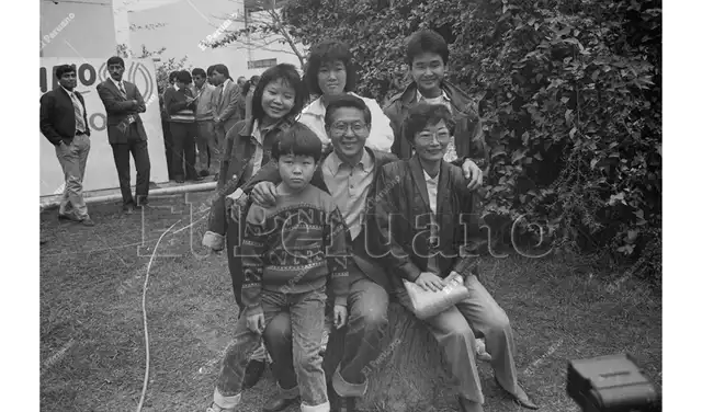 Kenji Fujimori en el regazo de su padre y Keiko, detrás de él. Foto: Andina Kenji Fujimori en el regazo de su padre y Keiko, detrás de él. Foto: Andina