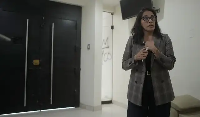 Pilar Hernández, gerenta de Cadena Sur TV, junto a la puerta metálica instalada tras la explosión que destruyó la antigua mampara del canal. Fue una de las amenazas contra Gastón Medina. | Foto: Marco Cotrina / La República Pilar Hernández, gerenta de Cadena Sur TV, junto a la puerta metálica instalada tras la explosión que destruyó la antigua mampara del canal. Fue una de las amenazas contra Gastón Medina. | Foto: Marco Cotrina / La República