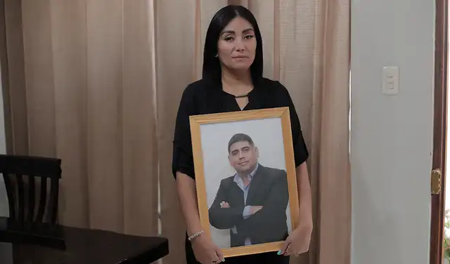 Ausencia. Nathalie Caico, viuda de Gastón Medina, sostiene un retrato del periodista asesinado el 20 de enero de 2025. | Foto: Marco Cotrina / La República Ausencia. Nathalie Caico, viuda de Gastón Medina, sostiene un retrato del periodista asesinado el 20 de enero de 2025. | Foto: Marco Cotrina / La República