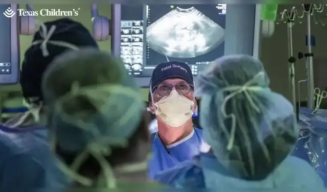 Un equipo médico logró un hito en medicina prenatal al operar a un bebé con malformación congénita dentro del útero. Un equipo médico logró un hito en medicina prenatal al operar a un bebé con malformación congénita dentro del útero.