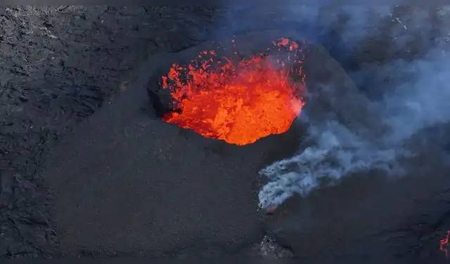 La lava de un volcán puede alcanzar temperaturas de entre 700 °C y 1200 °C al salir a la superficie.
