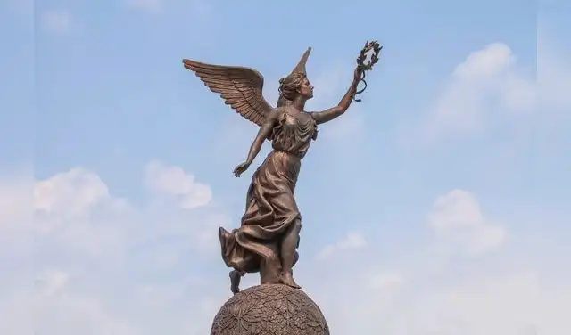 En la mitología griega, Nike (o Niké) es la diosa que personifica el triunfo y la victoria, destacando como una figura alada asociada al deporte y la guerra. Foto: Architectural Digest México En la mitología griega, Nike (o Niké) es la diosa que personifica el triunfo y la victoria, destacando como una figura alada asociada al deporte y la guerra. Foto: Architectural Digest México