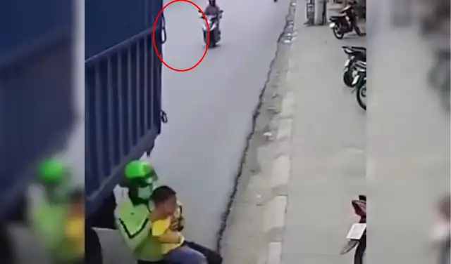 Al paso del camión, las líneas de la autopista desaparecen momentáneamente. Foto: Facebook