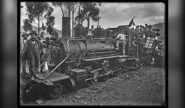 1921. Salida del primer tren locomotora del ferrocarril de Cuzco a Santa Ana . Estación San Pedro. Foto: Archivo Martín Chambi.