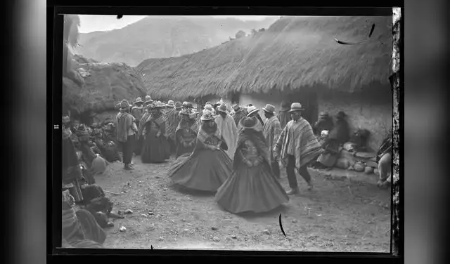 Coasa. Celebración en casa de los Chambi. Foto: Archivo Martín Chambi.