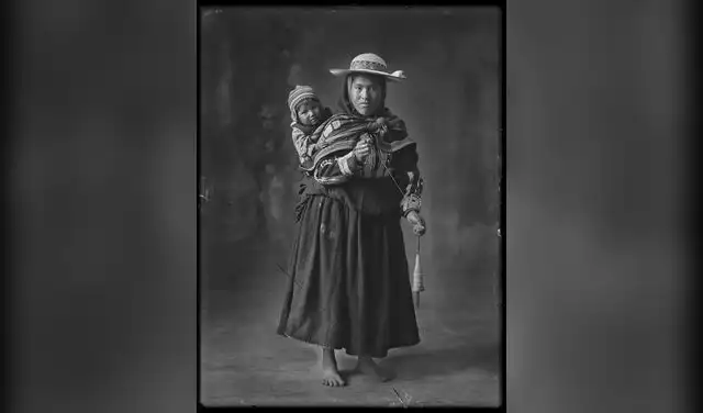 1934. Mujer hilandera de Combapata. Cusco.. Foto: Archivo Martín Chambi.