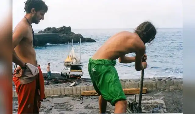 Marco Amoretti y sus hermanos preparando los coches para lanzarlos desde La Palma, España. Foto: Autonauti