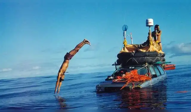 Los coches quedaron a la deriva frente a la costa de La Palma por varios días. Foto: Autonauti