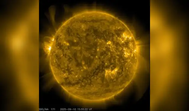 Una fotografía obtenida por la NASA que muestra expulsiones de material desde la superficie del Sol. Una fotografía obtenida por la NASA que muestra expulsiones de material desde la superficie del Sol.