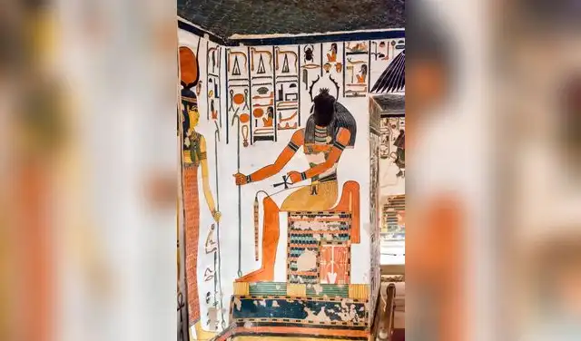 Khepri, el dios escarabajo del antiguo Egipto que empujaba el disco solar al amanecer Khepri, el dios escarabajo del antiguo Egipto que empujaba el disco solar al amanecer