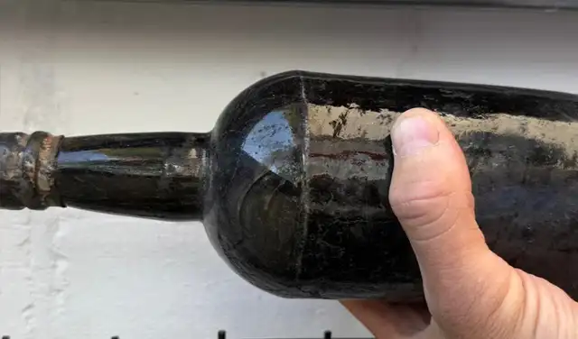 La botella de Guinnesse encontrada en las profundidas del canal de la Mancha. Foto: Stefan Panis