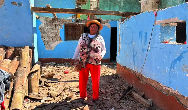 Lo perdió todo. Juana vive en una carpa junto a sus hijos y nietos tras el colapso de su vivienda. | Foto: Adrián Sarria Muñoz / La República Lo perdió todo. Juana vive en una carpa junto a sus hijos y nietos tras el colapso de su vivienda. | Foto: Adrián Sarria Muñoz / La República
