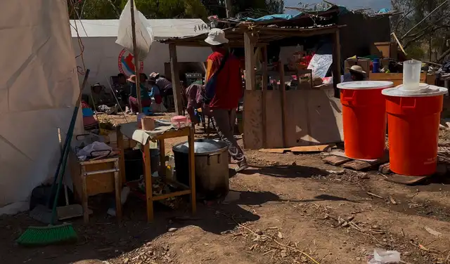 En medio de la emergencia. Los pobladores de Ánimas preparan sus alimentos en una olla común mientras viven en carpas. | Foto: Adrián Sarria Muñoz / La República En medio de la emergencia. Los pobladores de Ánimas preparan sus alimentos en una olla común mientras viven en carpas. | Foto: Adrián Sarria Muñoz / La República