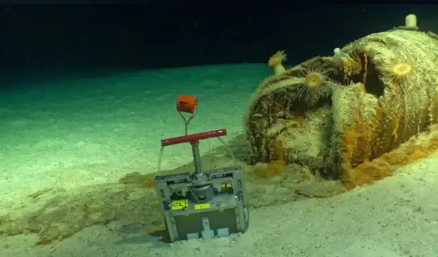 Uno de los bidones de residuos radiactivos muestra una degradación significativa y un derrame de material en el lecho marino circundante. Foto: ENS