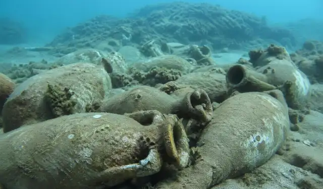 Las ánforas del naufragio, utilizadas para transportar vino, se hallan alineadas y en excelentes condiciones, lo que permitirá estudiar las antiguas rutas comerciales del Mediterráneo. Las ánforas del naufragio, utilizadas para transportar vino, se hallan alineadas y en excelentes condiciones, lo que permitirá estudiar las antiguas rutas comerciales del Mediterráneo.