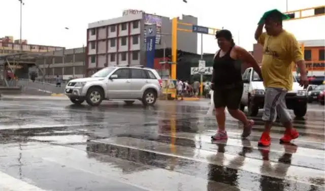 Las lluvias del jueves sorprendieron a los limeños, dejando calles y veredas húmedas. Conductores y peatones deben tener precauciones al desplazarse por superficies mojadas.