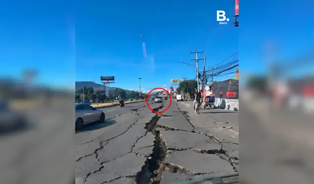 Autos siguen transitando sobre las vías destruidas. Foto: Facebook Autos siguen transitando sobre las vías destruidas. Foto: Facebook