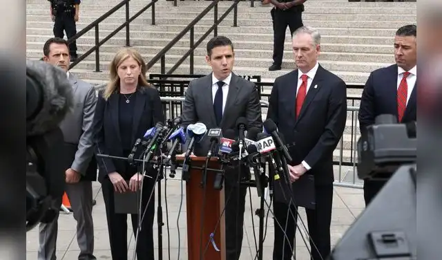 El fiscal federal del Distrito Sur de Nueva York, Jamie McDonald, acompañado por la comisionada de policía de la ciudad de Nueva York, Jessica Tisch
