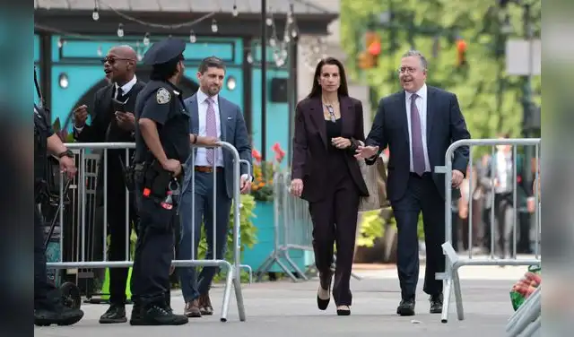 Karen Friedman Agnifilo y Marc Agnifilo, abogados de Luigi Mangione, llegan a una audiencia judicial en el Tribunal Federal Thurgood Marshall