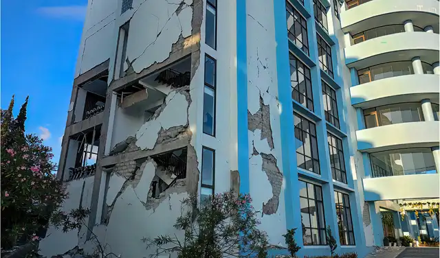 Se observa un edificio dañado tras un terremoto de magnitud 7,7 en Ruteng, Manggarai, Nusa Tenggara Oriental. Foto: AFP